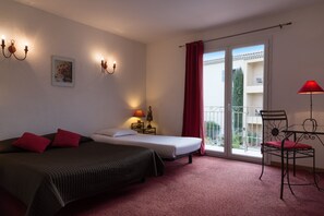 Soundproofing, iron/ironing board, cots/infant beds, rollaway beds - Hôtel Le Village Provençal (Pertuis)