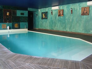 Indoor pool, seasonal outdoor pool - Hôtel Le Village Provençal (Pertuis)