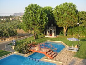 Outdoor pool, pool umbrellas, sun loungers - Vamos Palace (Apokoronas)
