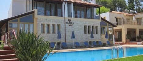 Piscine extérieure, parasols de plage, chaises longues