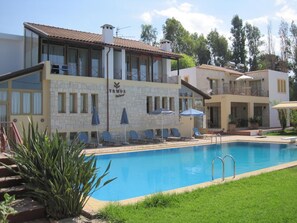 Outdoor pool, pool umbrellas, sun loungers - Vamos Palace (Apokoronas)