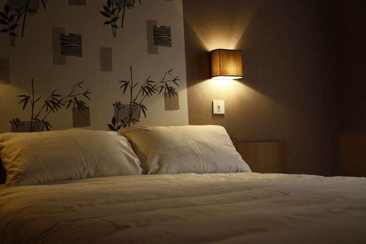 Desk, soundproofing, cots/infant beds, free WiFi