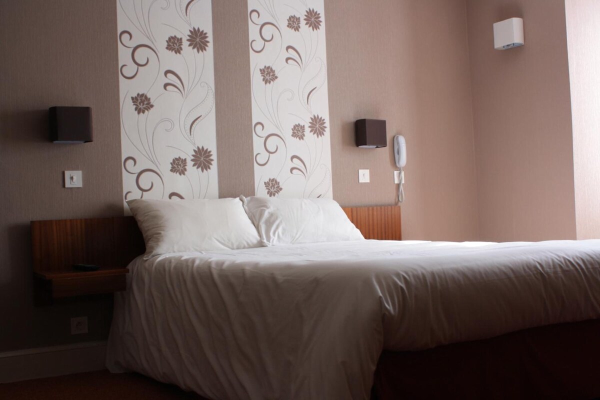 Desk, soundproofing, cots/infant beds, free WiFi