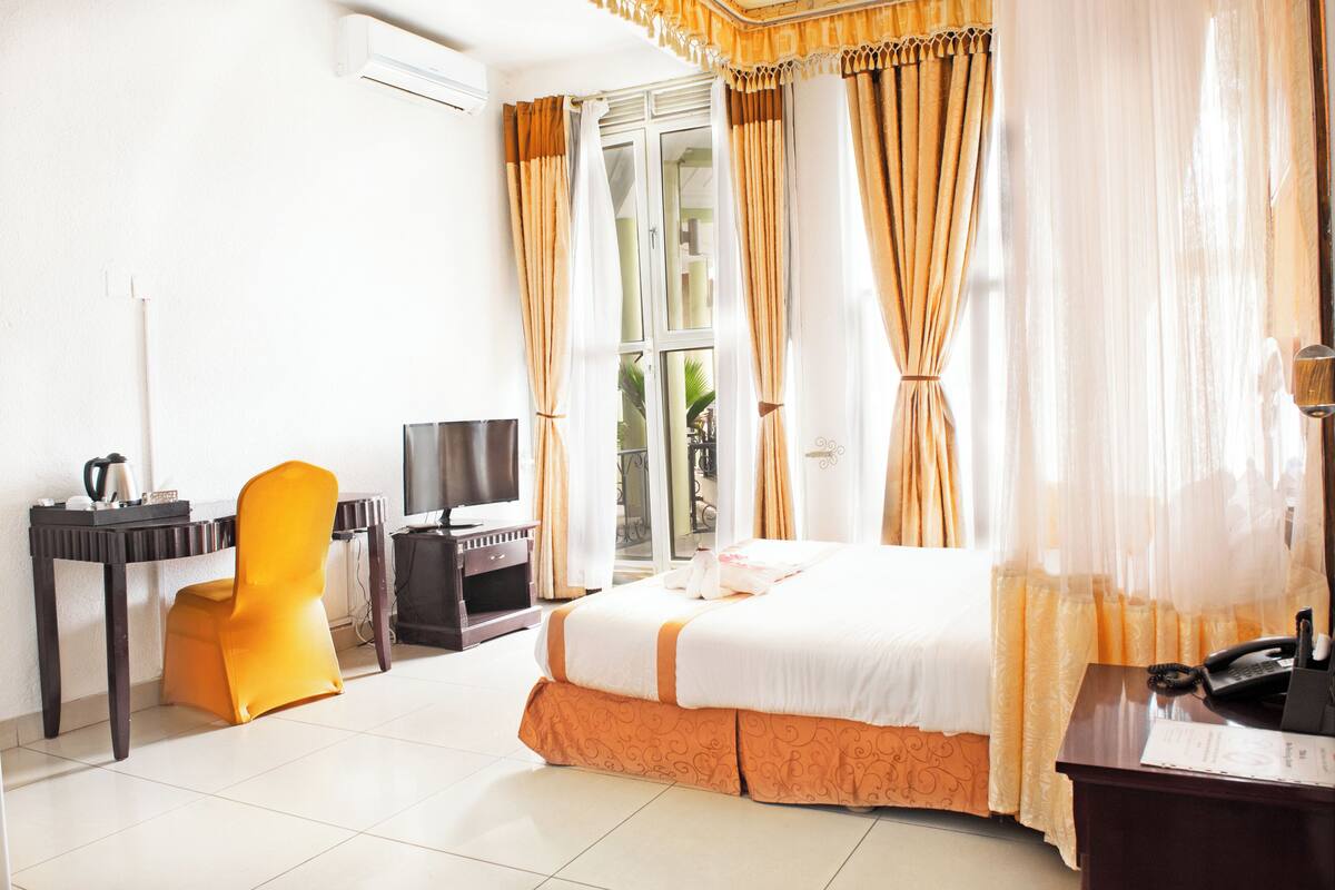 deluxe room | 1 bedroom, in-room safe, blackout curtains, iron/ironing board