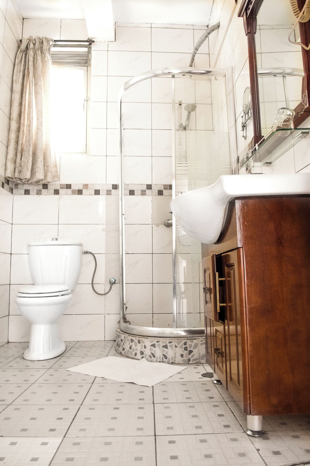 deluxe room | bathroom | slippers