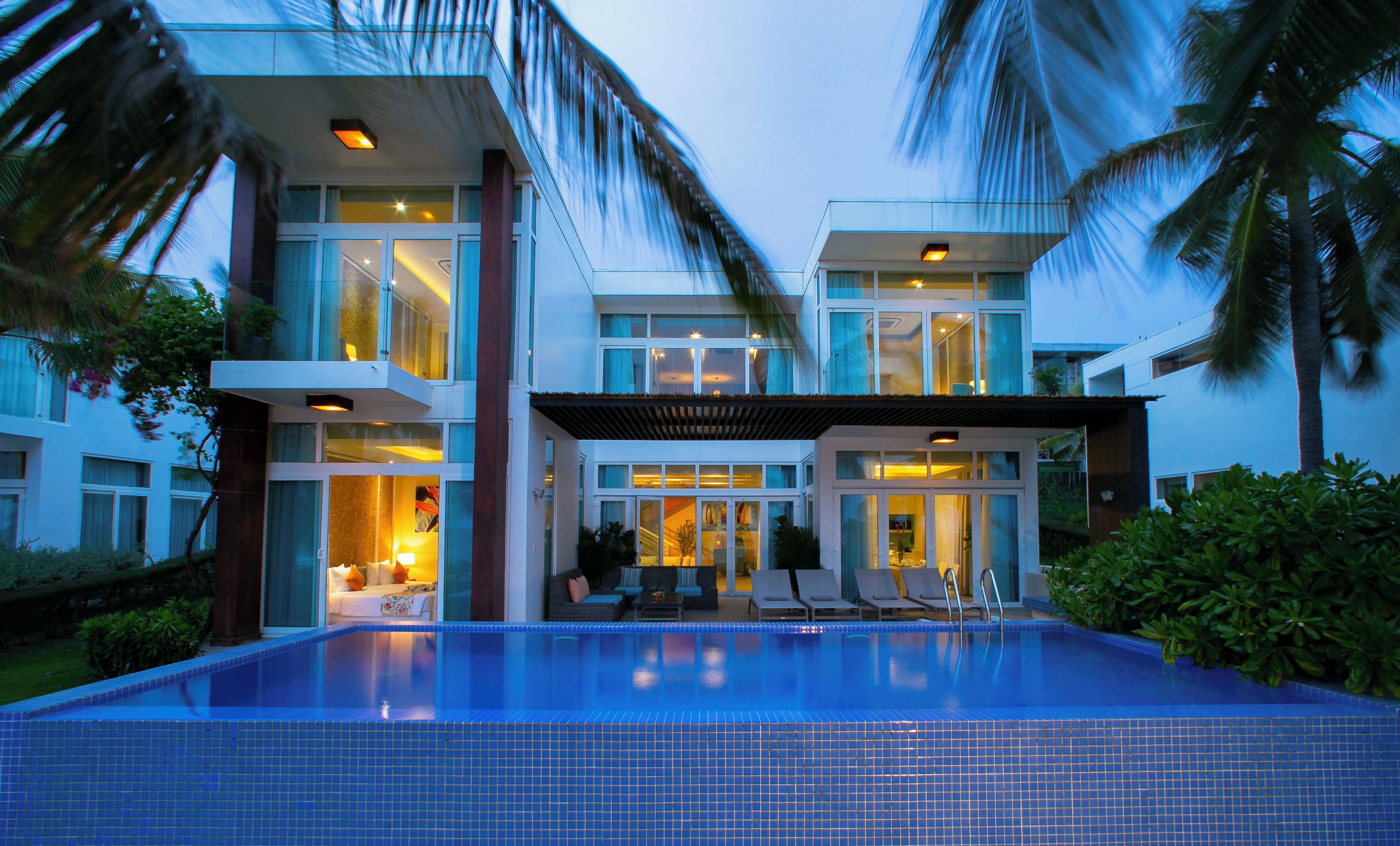 2 outdoor pools, open 6:00 am to 7:00 am, pool umbrellas, pool loungers