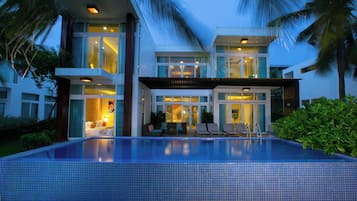 2 outdoor pools, open 6:00 AM to 7:00 AM, pool umbrellas, pool loungers