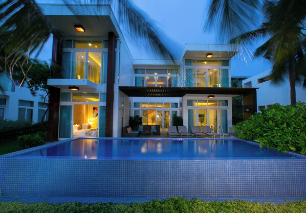 2 outdoor pools, open 6:00 AM to 7:00 AM, pool umbrellas, pool loungers