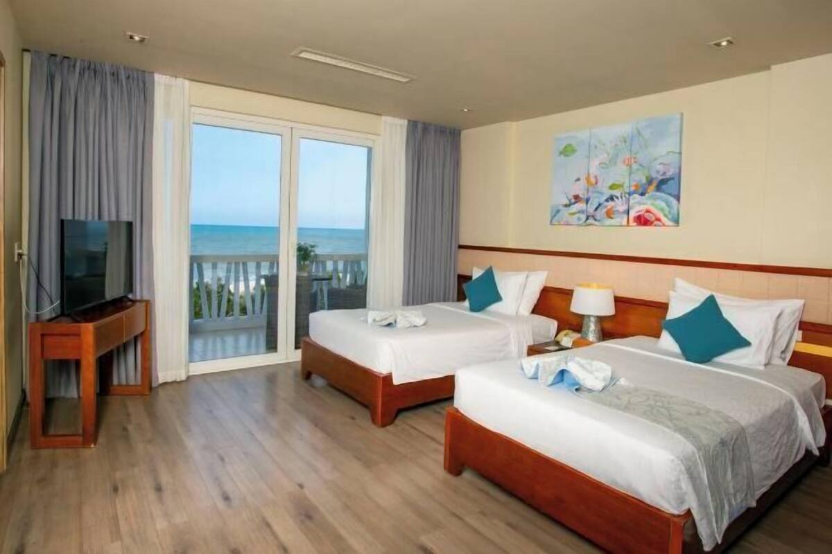 Minibar, in-room safe, laptop workspace, WiFi (free)