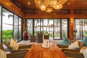 Beach bar - The Cliff Resort & Residences (Phan Thiet)