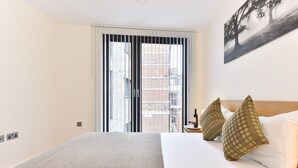 Standard Apartment, 3 Bedrooms | Iron/ironing board, rollaway beds (surcharge), WiFi (free) - Union Níké Apartments (London)