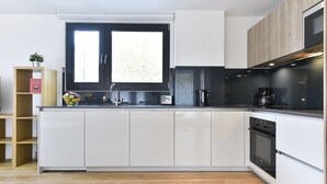 Standard Apartment, 1 Bedroom | Private kitchen | Coffee/tea maker, microwave, dishwasher - Union Níké Apartments (London)