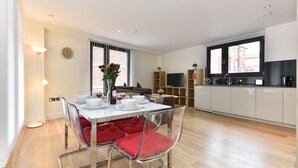 Standard Apartment, 2 Bedrooms | In-room dining - Union Níké Apartments (London)