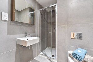 Appartement Standard, 2 chambres | Salle de bain | Sèche-cheveux, serviettes fournies