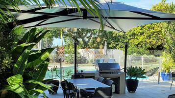 Apartamento superior, 1 habitación, no fumadores, vistas a la piscina | Restaurante al aire libre