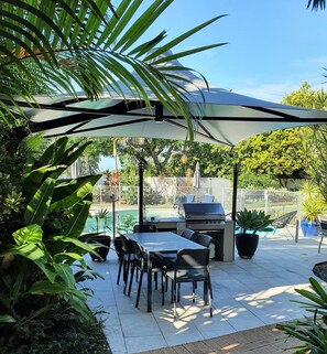 Apartamento superior, 1 habitación, no fumadores, vistas a la piscina | Restaurante al aire libre
