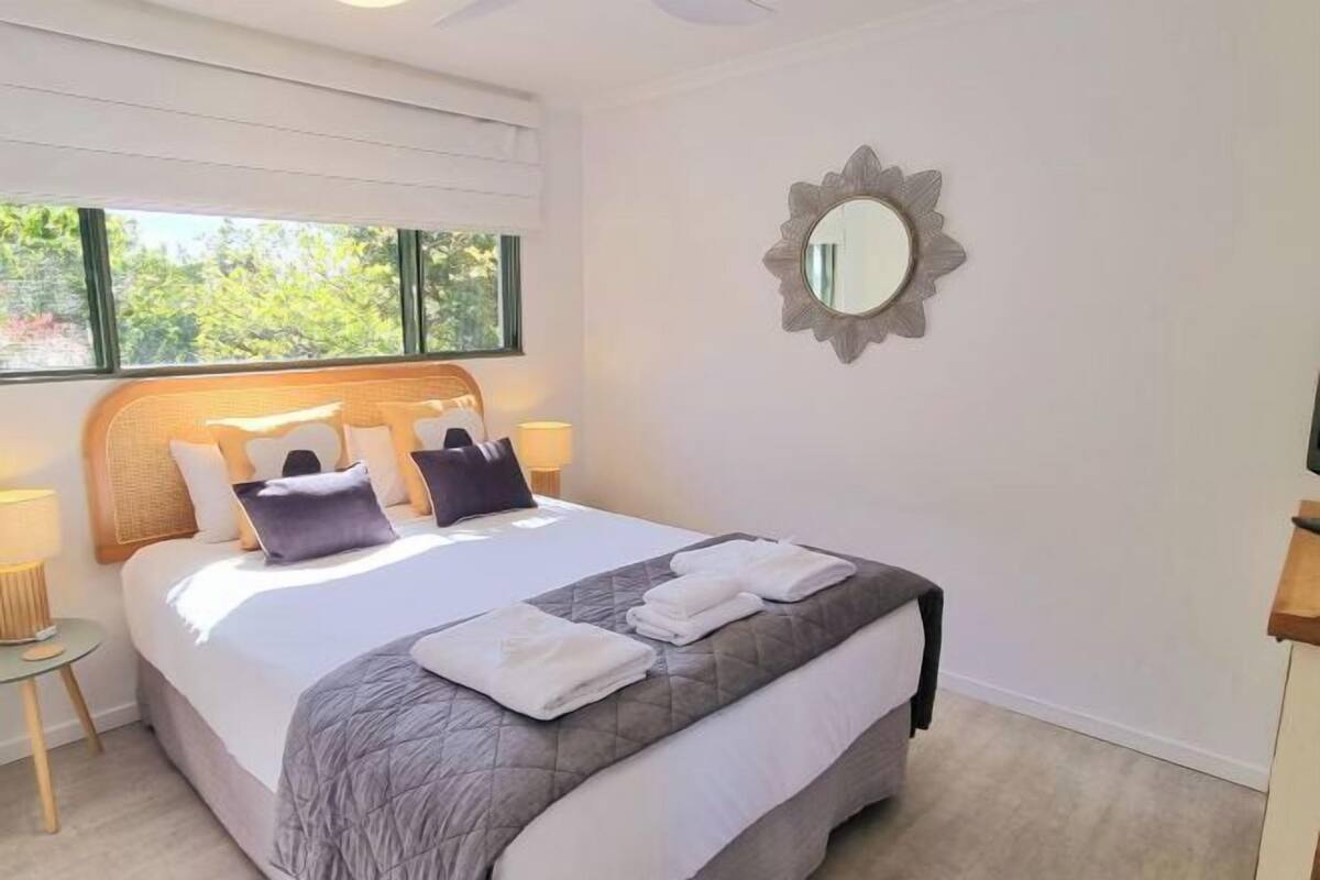 1 chambre, literie de qualité supérieure, surmatelas, bureau