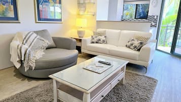 Lägenhet Superior - 1 sovrum - icke-rökare - utsikt mot poolen | Vardagsrum | 45-tums smart-tv med digitalkanaler, tv och streamingtjänster