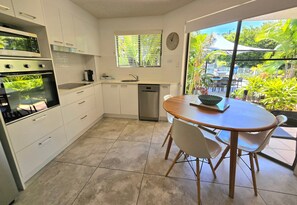 Standard Apartment, 1 Bedroom, Non Smoking, Garden View | Private kitchen | Fridge, microwave, stovetop, electric kettle - Noosa River Retreat (Noosaville)