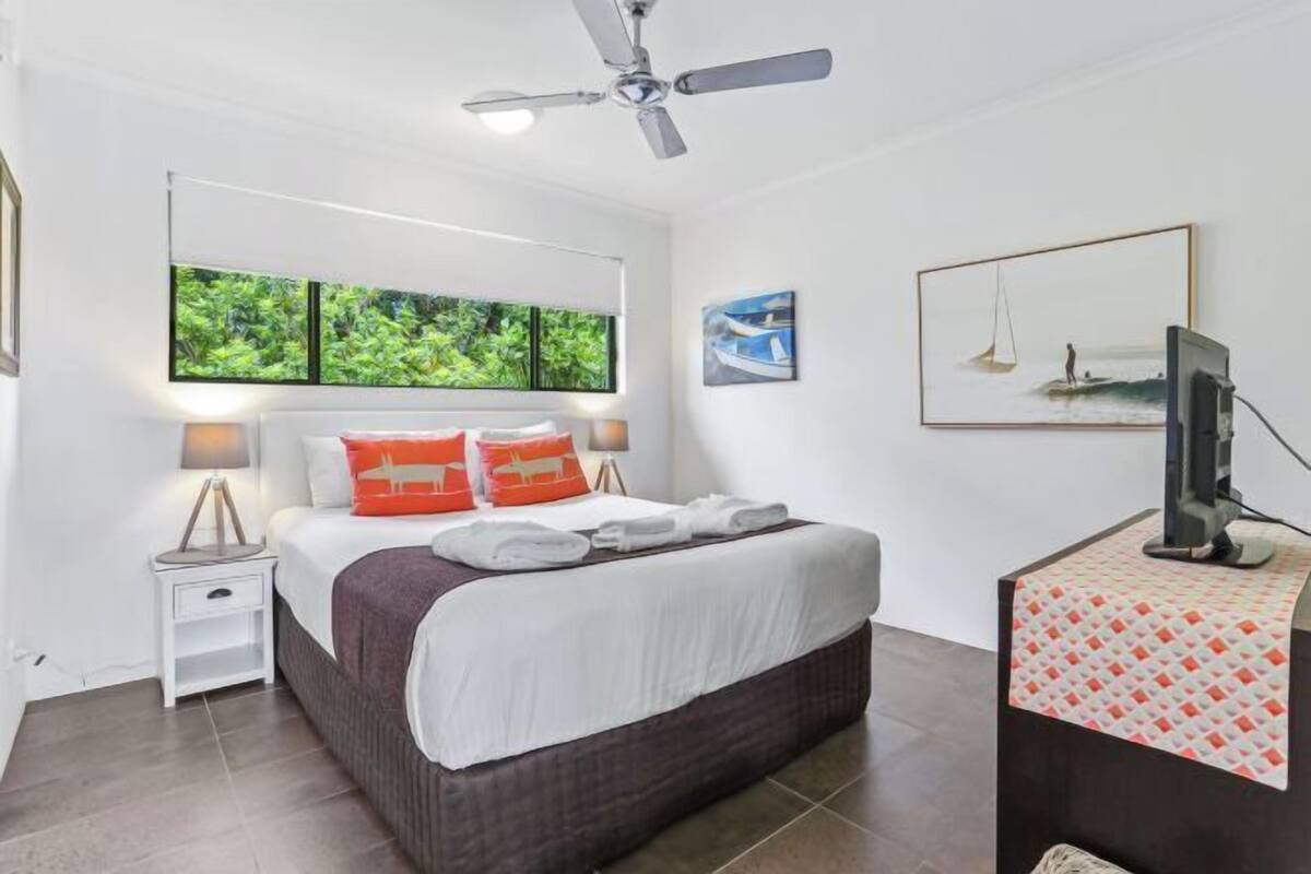 1 chambre, literie de qualité supérieure, surmatelas, bureau