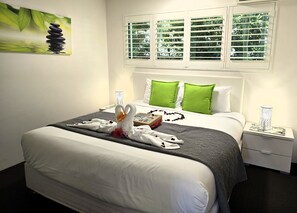 Apartamento superior, 1 habitación, no fumadores, vistas a la piscina | 1 dormitorio y ropa de cama de alta calidad