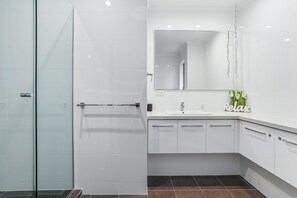 Apartamento superior, 1 habitación, no fumadores, vistas a la piscina | Ducha del cuarto de baño