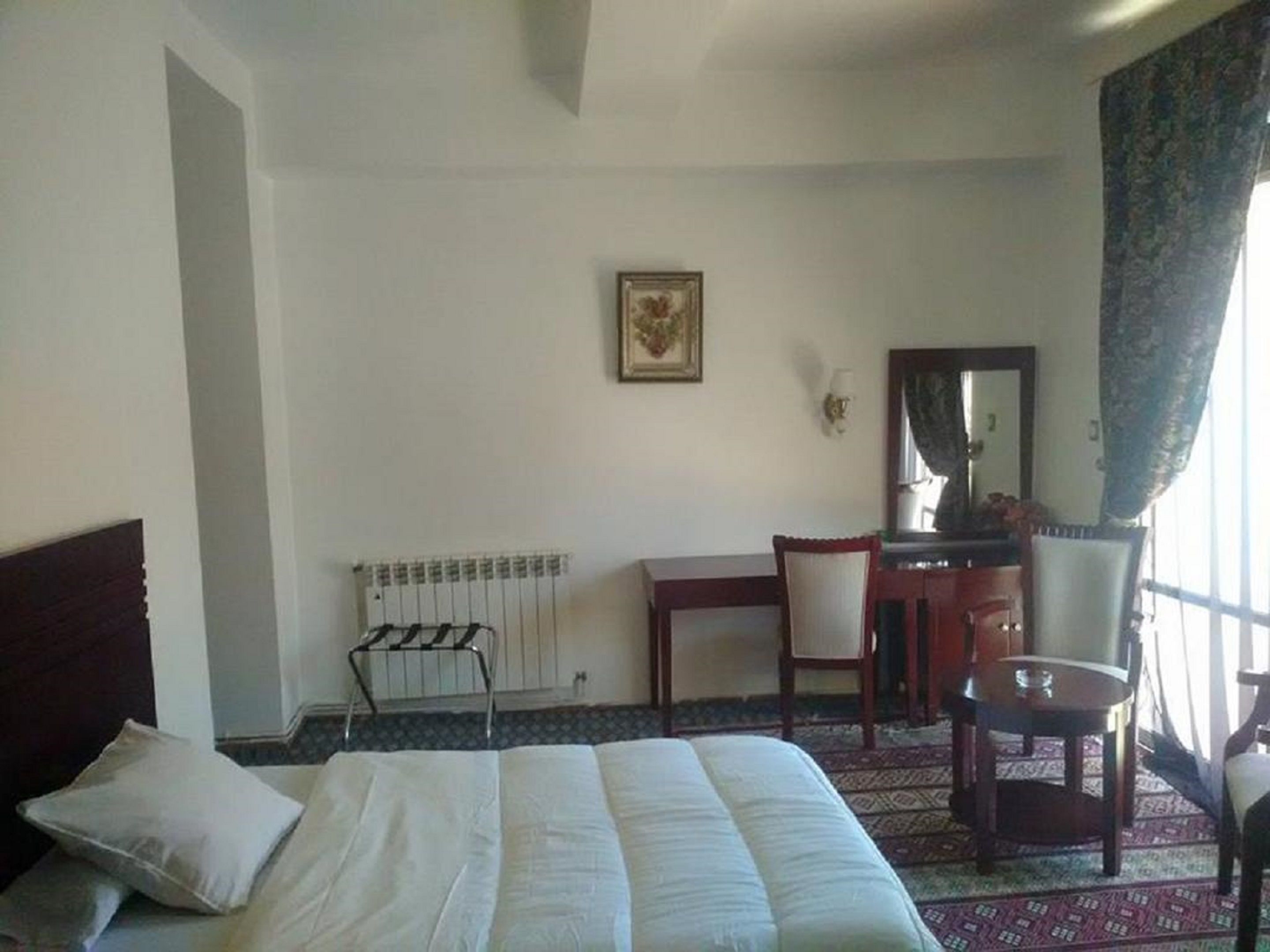 Minibar, una scrivania, ferro/asse da stiro, Wi-Fi gratuito