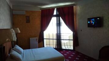 Minibar, bureau, fer et planche Ă repasser, Wi-Fi gratuit