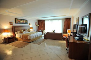 华丽客房 | 客房内保险箱、特色装修、特色家居、办公桌