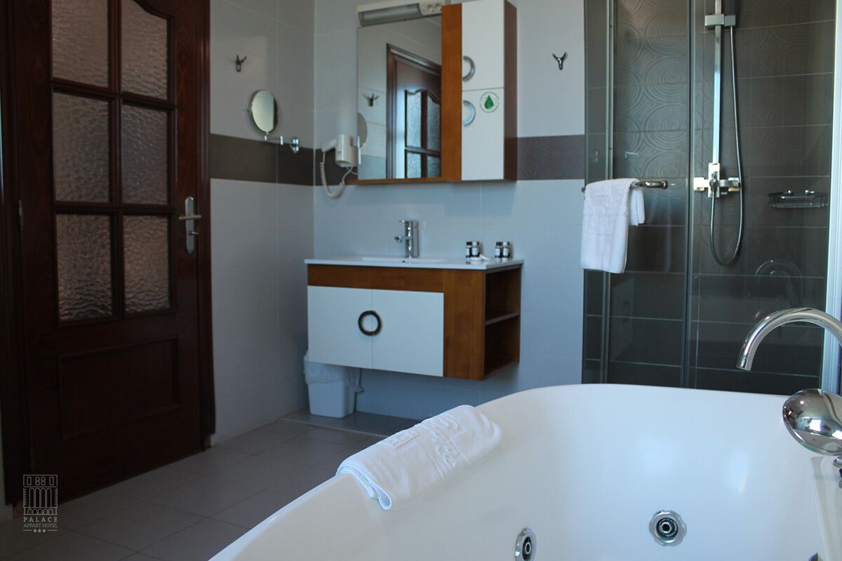 suite | bathroom | free toiletries, hair dryer, towels