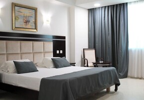 Ylelliset vuodevaatteet, tallelokero huoneessa, työpöytä, pimennysverhot