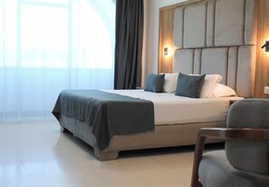 Literie de qualité supérieure, coffres-forts dans les chambres, bureau