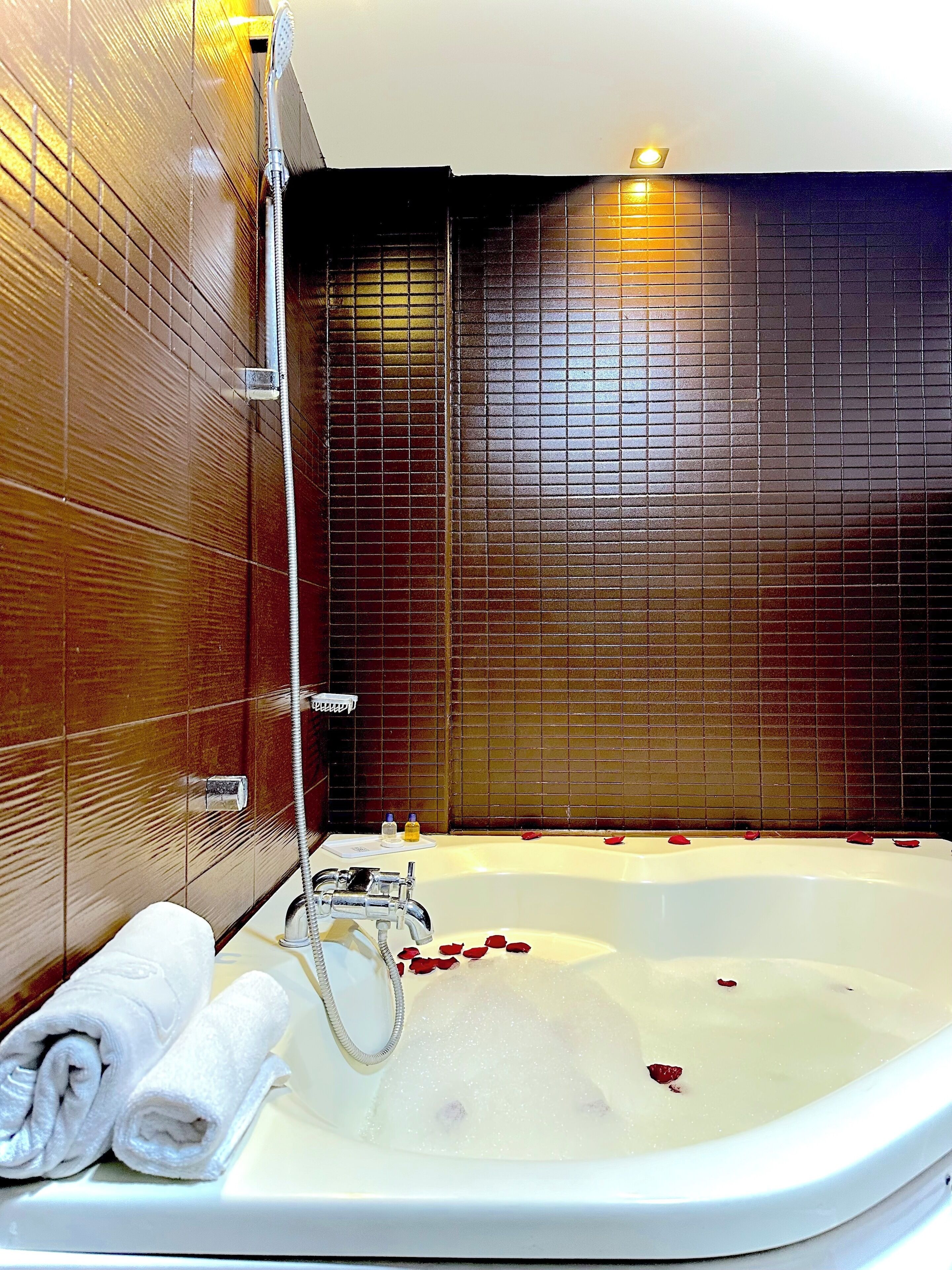 royal suite | bathroom | free toiletries, hair dryer, towels