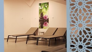 A spa area with reclining chairs, a wall-mounted water feature, and a decorative partition. - Palace Appart Hôtel (Algiers)