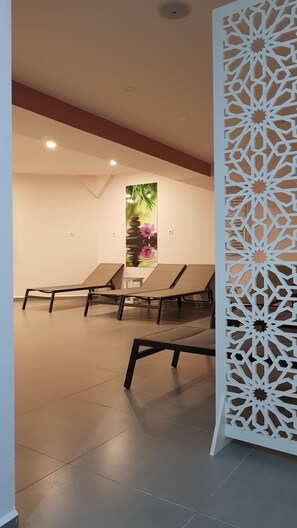 Salles de massage et de soins, soins de manucure et de pédicure