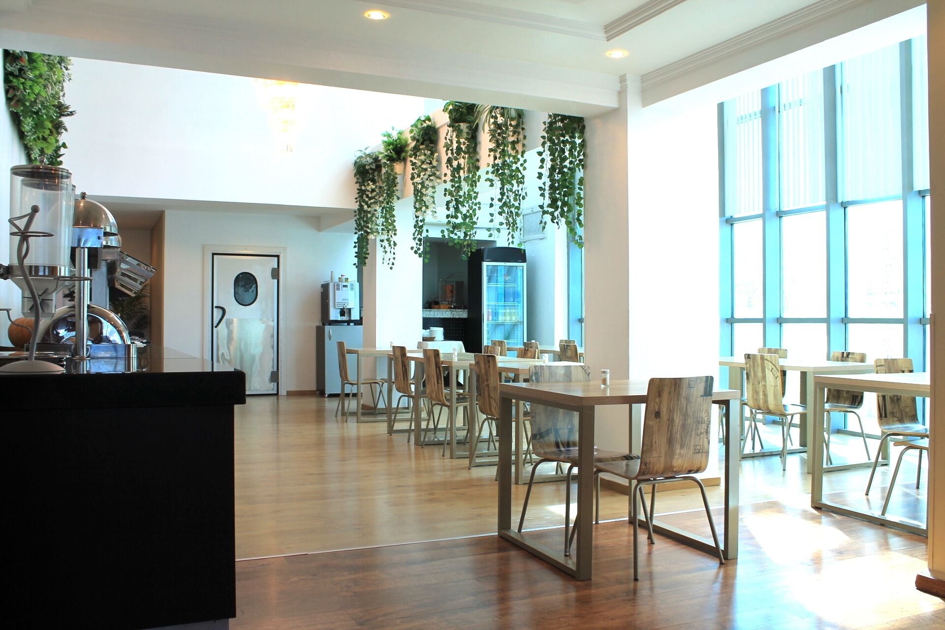 Serveert lunch en diner, internationale gerechten