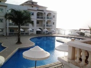 Outdoor pool, pool umbrellas, pool loungers - Sabri Hotel (Annaba)