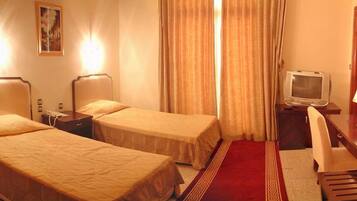 Kamar Double | Seprai premium, brankas, meja kerja, dan tirai kedap cahaya