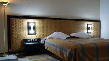 Premium bedding, in-room safe, desk, blackout drapes