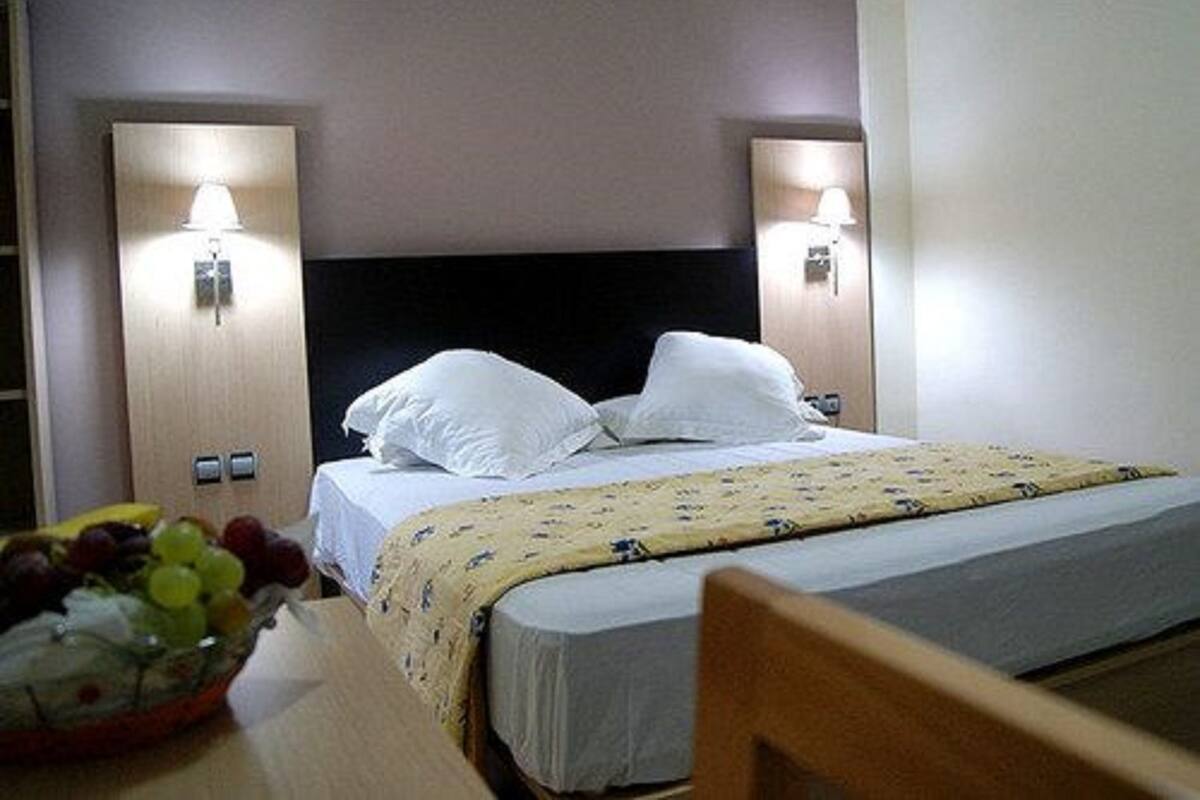 Premium bedding, in-room safe, desk, blackout drapes