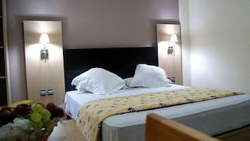 Ropa de cama de alta calidad y caja de seguridad en la habitación