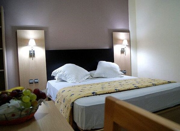 Sengetøy av topp kvalitet, safe på rommet og skrivebord