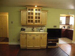 Family Suite, 2 Bedrooms, Non Smoking, Fireplace | Premium bedding, memory-foam beds, individually furnished, soundproofing - Rainbow Inn (Huntsville)