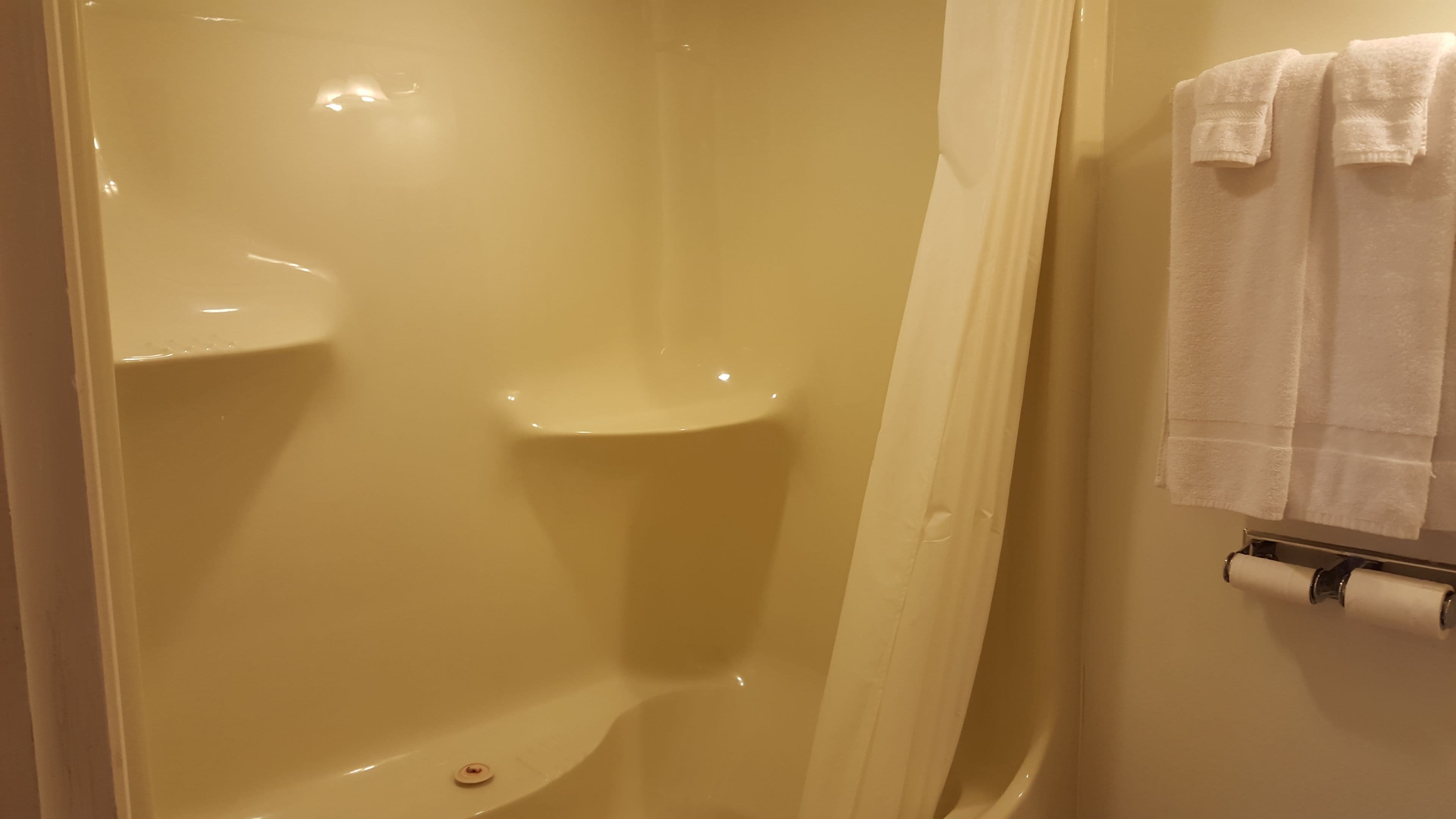 Deep soaking bathtub