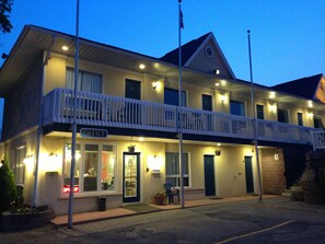 Front of property – evening/night - Rainbow Inn (Huntsville)