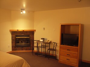 Deluxe Room, 1 King Bed, Non Smoking | Premium bedding, memory foam beds, individually furnished, soundproofing