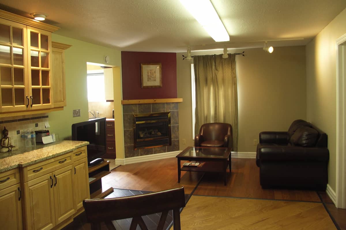 Family Suite, 2 Bedrooms, Non Smoking, Fireplace | Premium bedding, memory foam beds, soundproofing, WiFi (free)