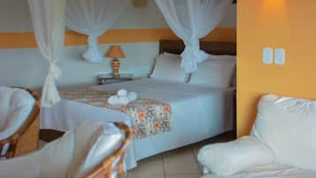 Honeymoon Studio Suite | Minibar, in-room safe, desk, rollaway beds