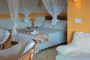 Honeymoon Studio Suite | Bar mini, peti besi dalam bilik, meja, katil lipat simpan/tambahan