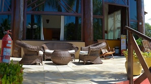 28 inci televisyen dengan satelit